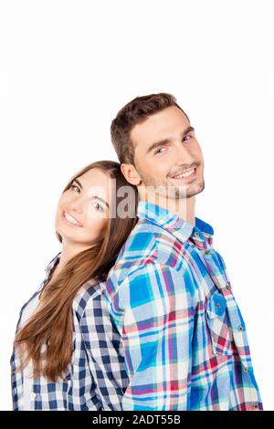 Couple heureux en amour holding hands standing back to back Banque D'Images