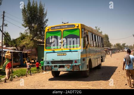 L'Éthiopie, région d'Amhara, Bahir Dar, Tissisat, transports locaux, bus sur la route vers les marchés Banque D'Images