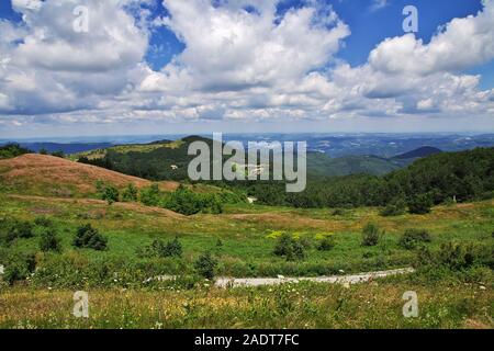 La vue sur les montagnes de Shipka Pass, Bulgarie Banque D'Images