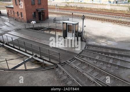 Une vieille locomotive hangar avec de nombreux circuits Banque D'Images