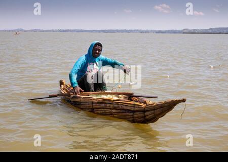 L'Éthiopie, région d'Amhara, Bahir Dar, le Lac Tana, pêcheur en bateau de roseaux de papyrus Banque D'Images
