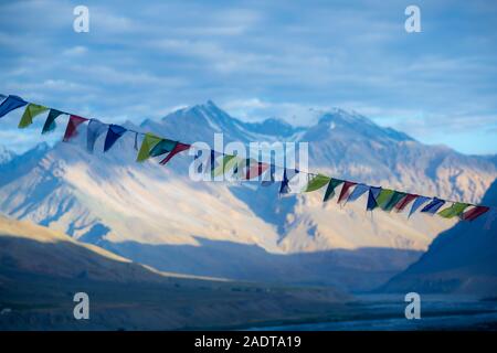 Drapeaux de prière en face d'une montagne Banque D'Images