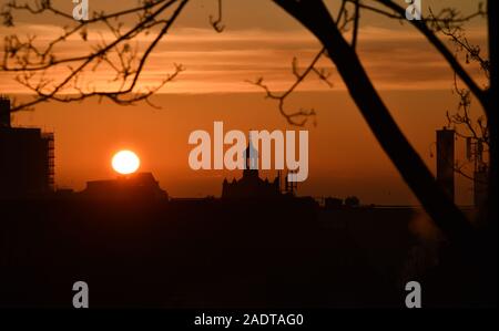 Brighton UK 5 Décembre 2019 - un beau lever de soleil derrière Brighton College clocher sur un matin froid chaud mais plus humide devrait se répandre à travers la Grande-Bretagne dans les prochains jours. Crédit : Simon Dack / Alamy Live News Banque D'Images