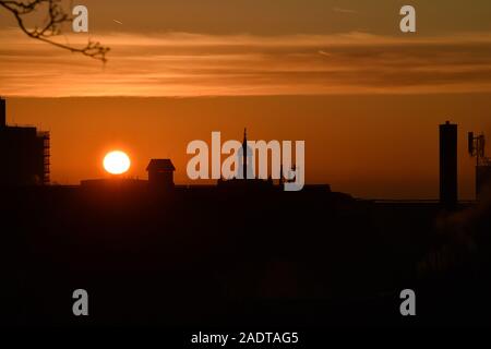 Brighton UK 5 Décembre 2019 - un beau lever de soleil derrière Brighton College clocher sur un matin froid chaud mais plus humide devrait se répandre à travers la Grande-Bretagne dans les prochains jours. Crédit : Simon Dack / Alamy Live News Banque D'Images