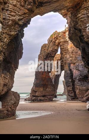 La pierre naturelle archs sur Playa de Las Catedrales (plage des Cathédrales), Galice, Espagne Banque D'Images
