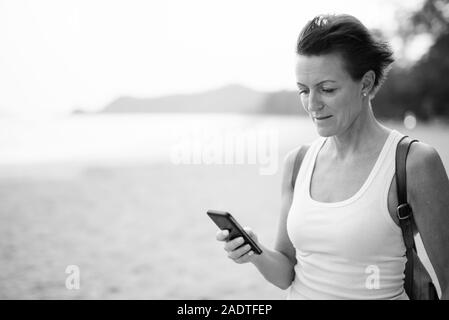 Belle femme mature de tourisme de détente à la plage Banque D'Images