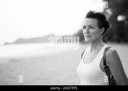 Belle femme mature de tourisme de détente à la plage Banque D'Images