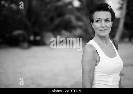 Belle femme mature de tourisme de détente à la plage Banque D'Images