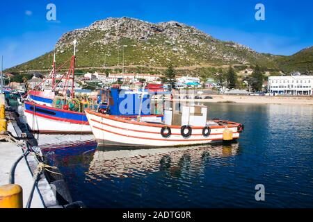 Vieux bateaux de pêche en bois amarré dans le port de Kalk Bay, Cape Town, Afrique du Sud Banque D'Images