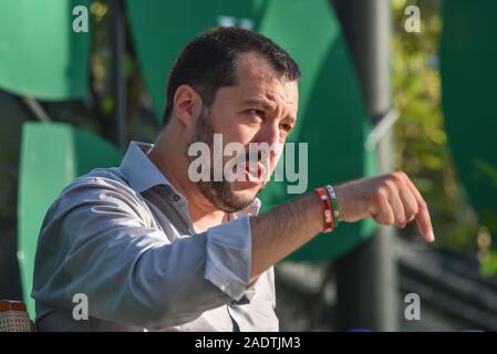 MARINA DI PIETRASANTA, ITALIE - 14 juillet 2015 : Matteo Salvini, chef de la Ligue du Nord de l'Italie, prend la parole lors d'une interview, leader Ligue du Nord, ex-Ministre italien de l'intérieur, et vice-premier ministre en 2018. Banque D'Images