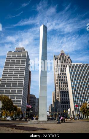 Philip A. Hart Plaza avec l'horizon du quartier financier de Detroit, Michigan, USA Banque D'Images