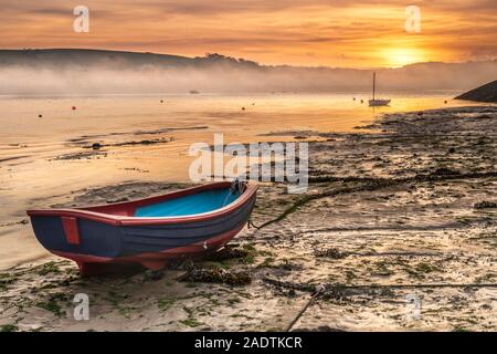 Appledore, North Devon, Angleterre. Le jeudi 5 décembre 2019. Météo britannique. Après une nuit froide dans le Nord du Devon, dans l'estuaire de la rivière Torridge Appledore a été baigné dans la brume à l'aube. Terry Mathews/Alamy Live News. Banque D'Images