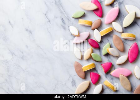 Assortiment de mini Calissons sur fond de marbre. La Provence traditionnelle française des bonbons. Vue d'en haut. Copy space Banque D'Images