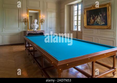 Vue parfaite de la salle de billard au rez-de-chaussée dans le Petit Trianon Palace à Versailles. Sur la cheminée est un buste de Marie-Antoinette par... Banque D'Images