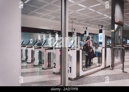 Les voyageurs de l'air passer à travers des portes de contrôle automatisé aux frontières des passeports de l'aéroport de Milan Malpensa. Automatique électronique contrôle des passeports aux frontières de l'Italie à Milan Banque D'Images