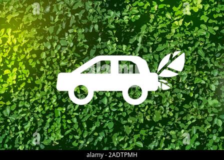 Éco-voiture sur fond vert - le concept de l'amour du monde Banque D'Images