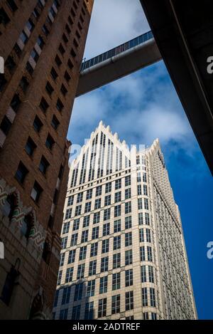 Centre de Detroit allié, vu sous le Detroit Skybridge, reliant le 16e étages de l'Édifice Guardian et un Woodward, conçu en 1976, Detroit Banque D'Images