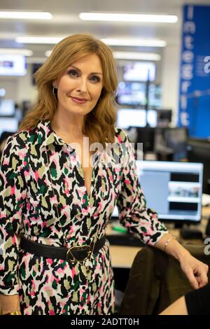 Alison Comyn, journaliste de la télévision irlandaise et diffuseur. Elle présente actuellement le monde céleste News sur Sky News. Photographié à Sky Studios à Osterley, Banque D'Images