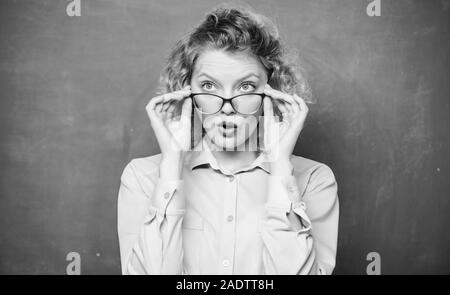 Wow. surpris en étudiant à lunettes tableau. nouvelle année scolaire. Jeune fille se préparer aux examens. Informelle et formelle l'éducation non formelle. girl enseignant à l'école leçon. retour à l'école. vide tableau noir. Banque D'Images