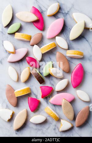 Assortiment de mini Calissons sur fond de marbre. La Provence traditionnelle française des bonbons. Vue d'en haut Banque D'Images