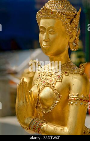 Golden Kinnaree Thai Sculpture, mi-homme mi-oiseau,au Grand Palace, Thaïlande Banque D'Images