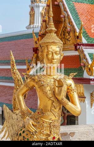 Golden Kinnaree Thai Sculpture, mi-homme mi-oiseau,au Grand Palace, Thaïlande Banque D'Images