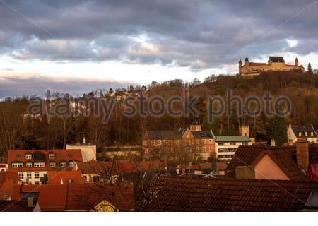 Un beau coucher de soleil d'hiver sur la ville de Cobourg en Bavière, Allemagne, avec le château connu comme Veste Coburg sur une colline dans l'arrière-plan Banque D'Images