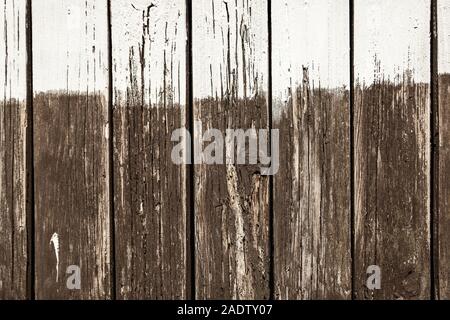 Arrière-plan, weathered barrière en bois avec peinture blanche inachevée, copyspace Banque D'Images