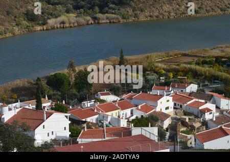 Guerreiros do Rio (Alcoutim, Alentejo), un petit village dans la basse vallée du Guadiana Banque D'Images