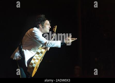 Singer M, Matthieu Chedid, assistant à l'Ardèche Aluna Festival le 28 juin 2019, à Ruoms (sud-est de la France) Banque D'Images