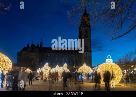 Magdeburg, Allemagne. 30Th Nov, 2019. De nombreuses personnes regardent des boules de Noël et de sculptures de chevaux sur la place de la cathédrale. Ils recréent la célèbre expérience du physicien hémisphériques Otto von Guericke de Magdebourg et appartiennent à l'univers des lumières, qui se compose de 100 km de fairy lights, 320 rue décorée de lanternes, 500 boules de Noël illuminé et 60 grandes sculptures. La décoration de Noël a été faite par une entreprise polonaise. Coûts : 1,6 millions d'euros. Credit : Stephan Schulz/dpa-Zentralbild/ZB/dpa/Alamy Live News Banque D'Images