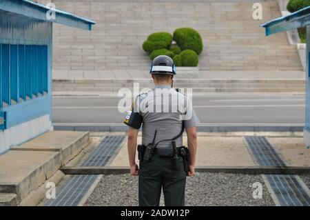 Paju, La Corée du Sud. 06Th Dec, 2019. Un soldat sud-coréen guards la frontière avec la Corée du Nord. Il est à Panmunjom le la Corée du Sud. La frontière ici court entre la caserne bleue dans la zone démilitarisée (DMZ). Le traité de paix entre la Corée du Nord et du Sud a été signé à l'un de la caserne en 1953. Credit : Stephan Schulz/dpa-Zentralbild/ZB/dpa/Alamy Live News Banque D'Images