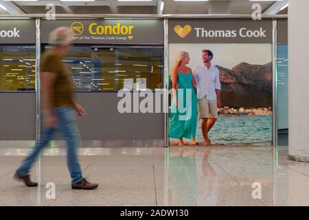 Palma, Espagne. 12 octobre, 2019. Un homme passe devant un bureau de Condor et Thomas Cook à l'aéroport de Palma de Majorque. Le sauvetage de la British groupe de tourisme Thomas Cook a échoué. Credit : Stephan Schulz/dpa-Zentralbild/ZB/dpa/Alamy Live News Banque D'Images