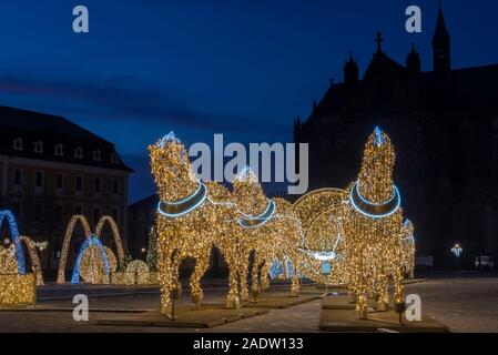 Magdeburg, Allemagne. 06Th Nov, 2019. Sculptures de chevaux briller sur la place de la cathédrale. Ils recréent la célèbre expérience du physicien hémisphériques Otto von Guericke. La sculpture fait partie de l'Magderburger Lichterwelt, qui se compose de 100 km de fairy lights, 320 rue décorée de lanternes, 500 boules de Noël illuminé et 60 grandes sculptures. La décoration de Noël a été faite par une entreprise polonaise. Coûts : 1,6 millions d'euros. Credit : Stephan Schulz/dpa-Zentralbild/ZB/dpa/Alamy Live News Banque D'Images