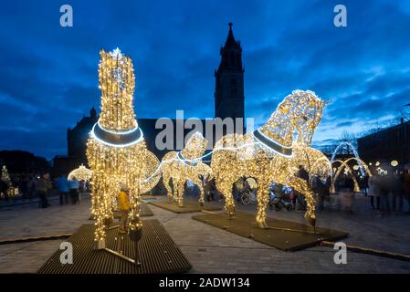 Magdeburg, Allemagne. 30Th Nov, 2019. Sculptures de chevaux briller sur la place de la cathédrale. Ils recréent la célèbre expérience du physicien hémisphériques Otto von Guericke. La sculpture fait partie de l'Magderburger Lichterwelt, qui se compose de 100 km de fairy lights, 320 rue décorée de lanternes, 500 boules de Noël illuminé et 60 grandes sculptures. La décoration de Noël a été faite par une entreprise polonaise. Coûts : 1,6 millions d'euros. Credit : Stephan Schulz/dpa-Zentralbild/ZB/dpa/Alamy Live News Banque D'Images