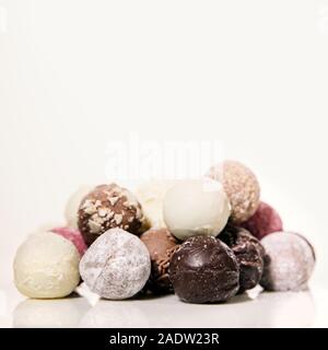 Truffes au chocolat pralines ou in front of white background avec copyspace, concept gourmet candy Banque D'Images