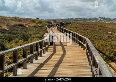 Bas vers le bas sur un trottoir à Alvor au Portugal. Banque D'Images