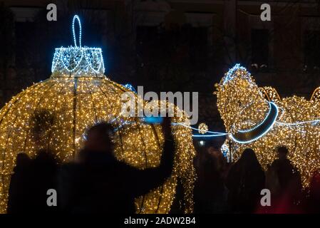 Magdeburg, Allemagne. 30Th Nov, 2019. De nombreuses personnes regardent des boules de Noël et de sculptures de chevaux sur la place de la cathédrale. Ils recréent la célèbre expérience du physicien hémisphériques Otto von Guericke de Magdebourg et appartiennent à l'univers des lumières, qui se compose de 100 km de fairy lights, 320 rue décorée de lanternes, 500 boules de Noël illuminé et 60 grandes sculptures. La décoration de Noël a été faite par une entreprise polonaise. Coûts : 1,6 millions d'euros. Credit : Stephan Schulz/dpa-Zentralbild/ZB/dpa/Alamy Live News Banque D'Images