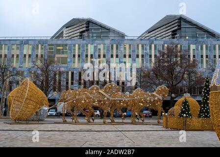 Magdeburg, Allemagne. 09Th Nov, 2019. Sculptures de chevaux briller sur la place de la cathédrale. Ils recréent la célèbre expérience du physicien hémisphériques Otto von Guericke. La sculpture fait partie de l'Magderburger Lichterwelt, qui se compose de 100 km de fairy lights, 320 rue décorée de lanternes, 500 boules de Noël illuminé et 60 grandes sculptures. La décoration de Noël a été faite par une entreprise polonaise. Coûts : 1,6 millions d'euros. Norddeutsche Landesbank peut être vu dans l'arrière-plan. Credit : Stephan Schulz/dpa-Zentralbild/ZB/dpa/Alamy Live News Banque D'Images