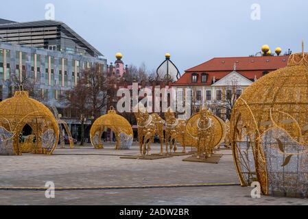 Magdeburg, Allemagne. 09Th Nov, 2019. Sculptures de chevaux briller sur la place de la cathédrale. Ils recréent la célèbre expérience du physicien hémisphériques Otto von Guericke. La sculpture fait partie de l'Magderburger Lichterwelt, qui se compose de 100 km de fairy lights, 320 rue décorée de lanternes, 500 boules de Noël illuminé et 60 grandes sculptures. La décoration de Noël a été faite par une entreprise polonaise. Coûts : 1,6 millions d'euros. Dans l'arrière-plan vous pouvez voir le Landtag, le Nord LB et la Hundertwasserhaus. Credit : Stephan Schulz/dpa-Zentralbild/ZB/dpa/Alamy Live News Banque D'Images