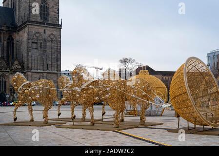 Magdeburg, Allemagne. 09Th Nov, 2019. Sculptures de chevaux briller sur la place de la cathédrale. Ils recréent la célèbre expérience du physicien hémisphériques Otto von Guericke. La sculpture fait partie de l'Magderburger Lichterwelt, qui se compose de 100 km de fairy lights, 320 rue décorée de lanternes, 500 boules de Noël illuminé et 60 grandes sculptures. La décoration de Noël a été faite par une entreprise polonaise. Coûts : 1,6 millions d'euros. J'ai Crédit : Stephan Schulz/dpa-Zentralbild/ZB/dpa/Alamy Live News Banque D'Images