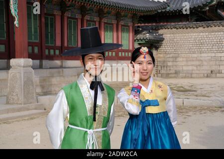 Séoul, Corée du Sud. Sep 23, 2014. Un couple de jeunes mariés se tient à Séoul en costume traditionnel en face d'une pagode et pose pour les photographes présents. Credit : Stephan Schulz/dpa-Zentralbild/ZB/dpa/Alamy Live News Banque D'Images