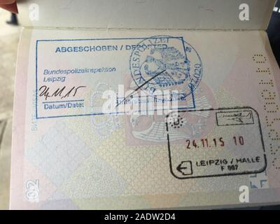 Leipzig, Allemagne. 24 Nov, 2015. Expulsé se dresse sur un cachet de l'Inspection de la Police fédérale de Leipzig. Le passeport appartient à un demandeur d'asile qui a été déporté à l'aéroport de Leipzig/Halle le 24 novembre 2015. Credit : Stephan Schulz/dpa-Zentralbild/ZB/dpa/Alamy Live News Banque D'Images