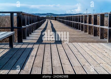 Bas vers le bas sur un trottoir à Alvor au Portugal. Banque D'Images