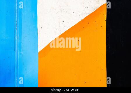 Background d'un mur peint en noir, orange et blanc. Banque D'Images