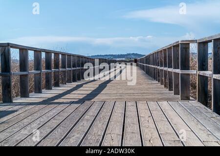 Bas vers le bas sur un trottoir à Alvor au Portugal. Banque D'Images