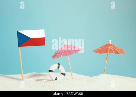 Pavillon de miniature en République tchèque sur plage avec parasols colorés et conservateur de vie. Concept de voyage, thème d'été. Banque D'Images