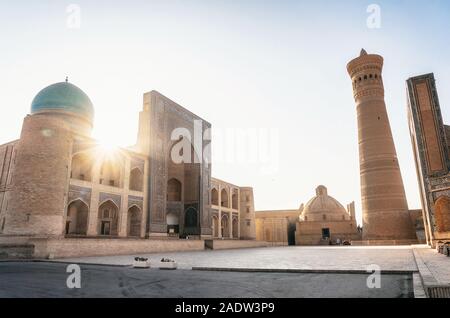 Complexe religieux islamique vue de Kalan Poi situés autour du minaret Kalan à Boukhara, Ouzbékistan, au lever du soleil Banque D'Images