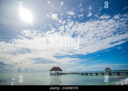 Passerelle en bois en de magnifiques avec la mer des Caraïbes et l'eau turquoise parfait ciel incroyable Banque D'Images