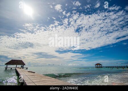 Passerelle en bois en de magnifiques avec la mer des Caraïbes et l'eau turquoise parfait ciel incroyable Banque D'Images